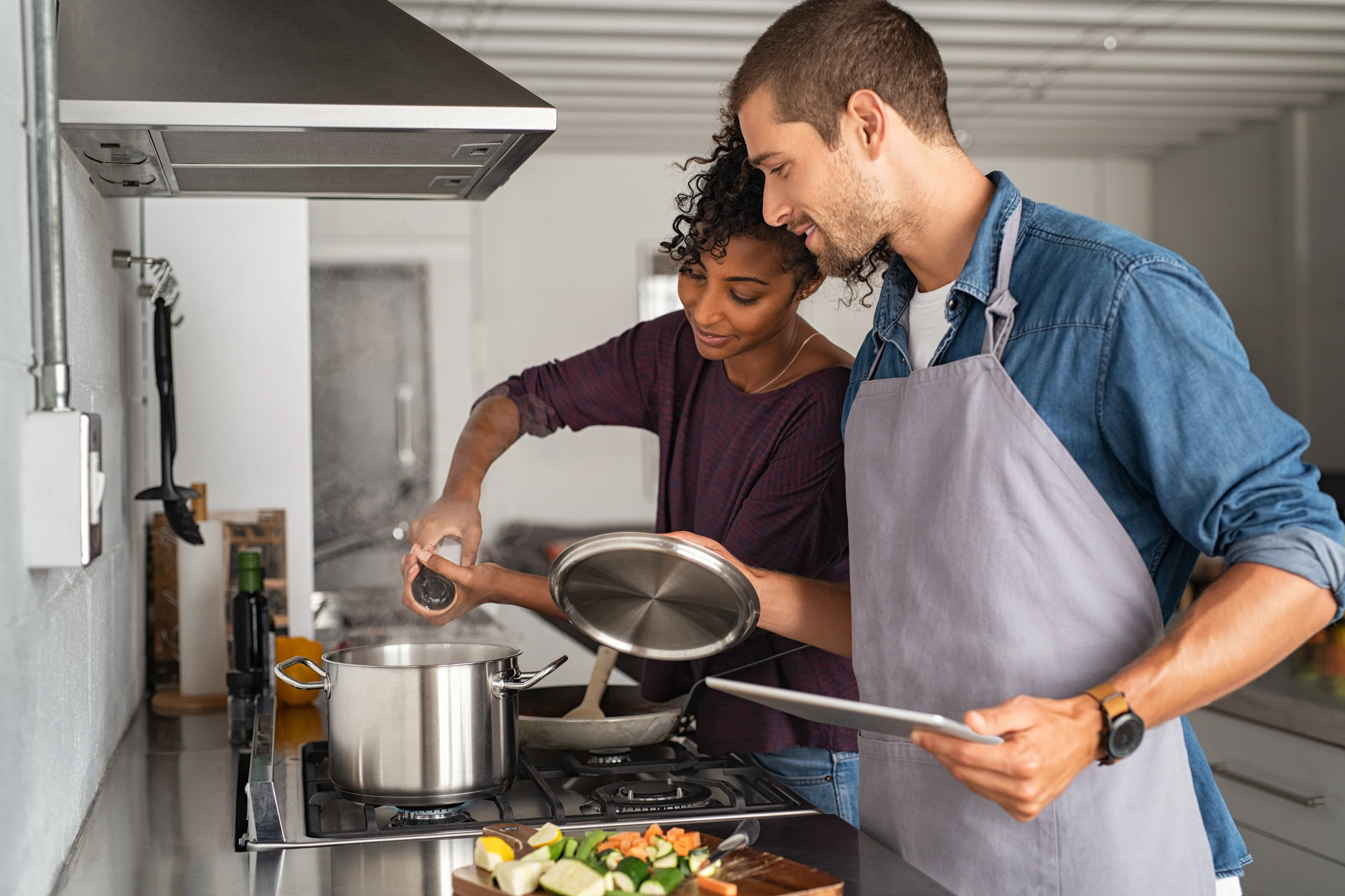 Gezond eten: dit doet het voor je - Koppel is samen aan het koken