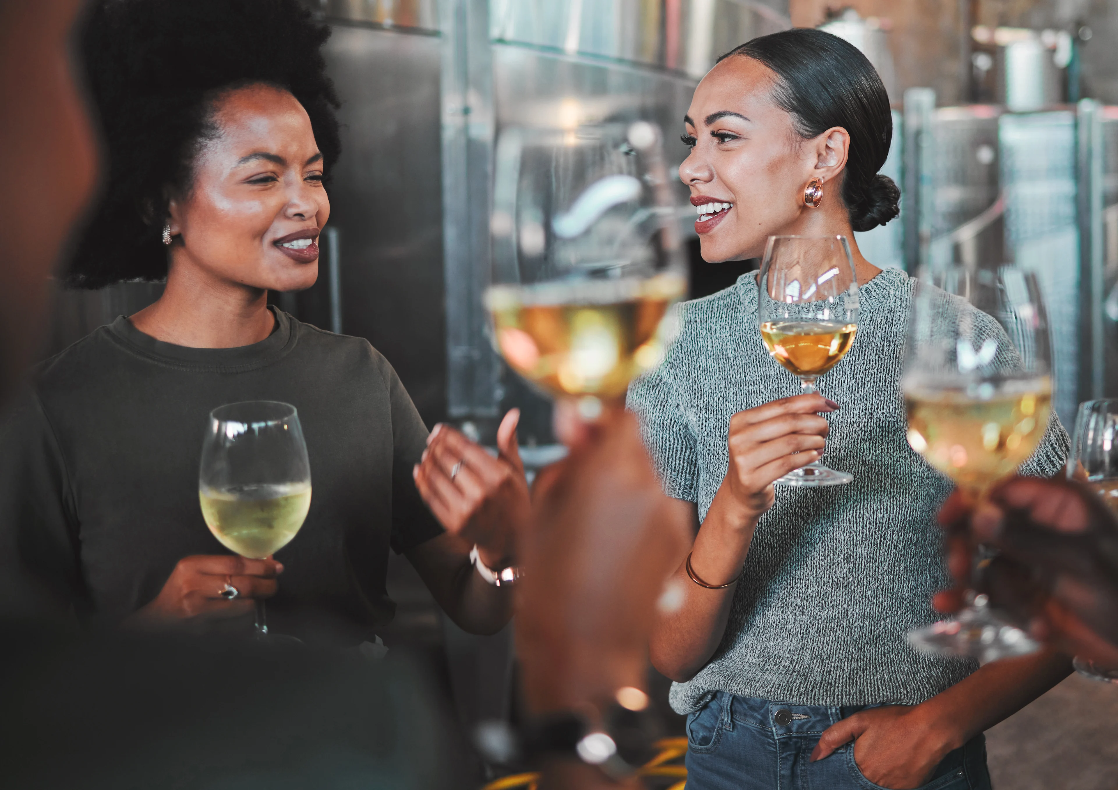 Alcohol en sociale situaties: hoe ga je ermee om? - vrouwen drinken samen een wijntje
