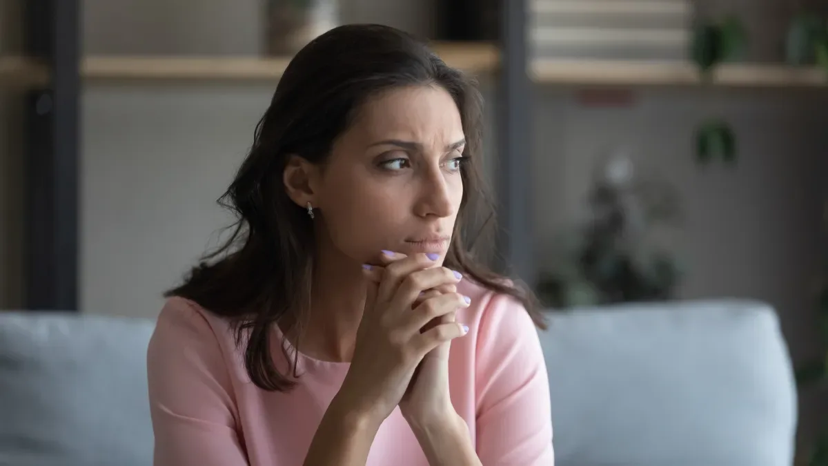 Burn-out symptomen: wat voel je? - vrouw kijkt bedroefd