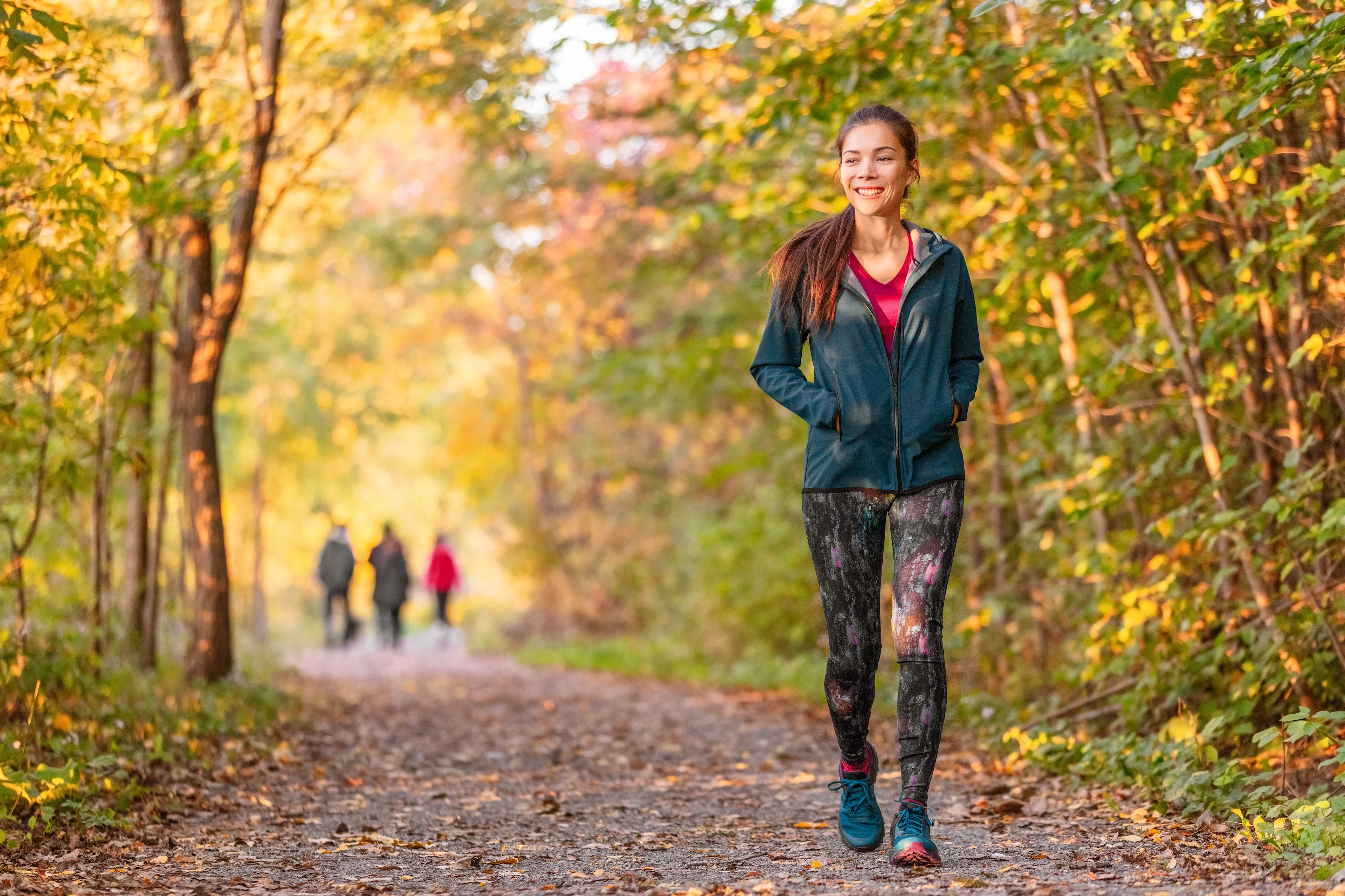 Sporten bij burn-out: met beleid opbouwen - Vrouw maakt wandeling in de bossen