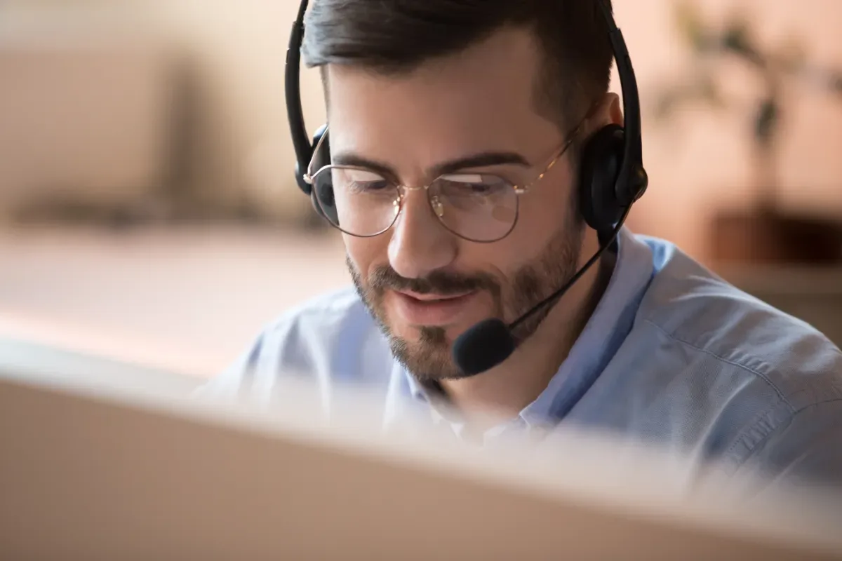 Zorg online - man met koptelefoon op achter laptop