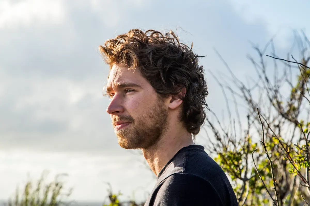 Drugs: een complex onderwerp dat iedereen kan raken - man in natuurlijk zonlicht