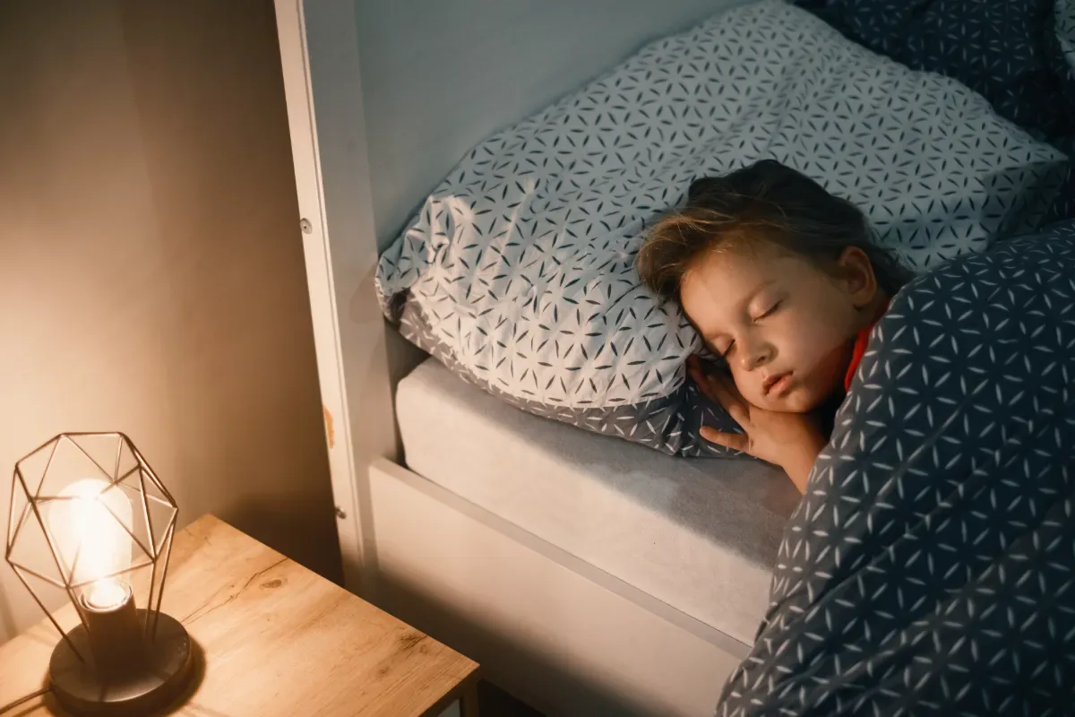 Nederlandse kinderen te vroeg naar bed: wat betekent dat? - kind ligt te slapen in bed