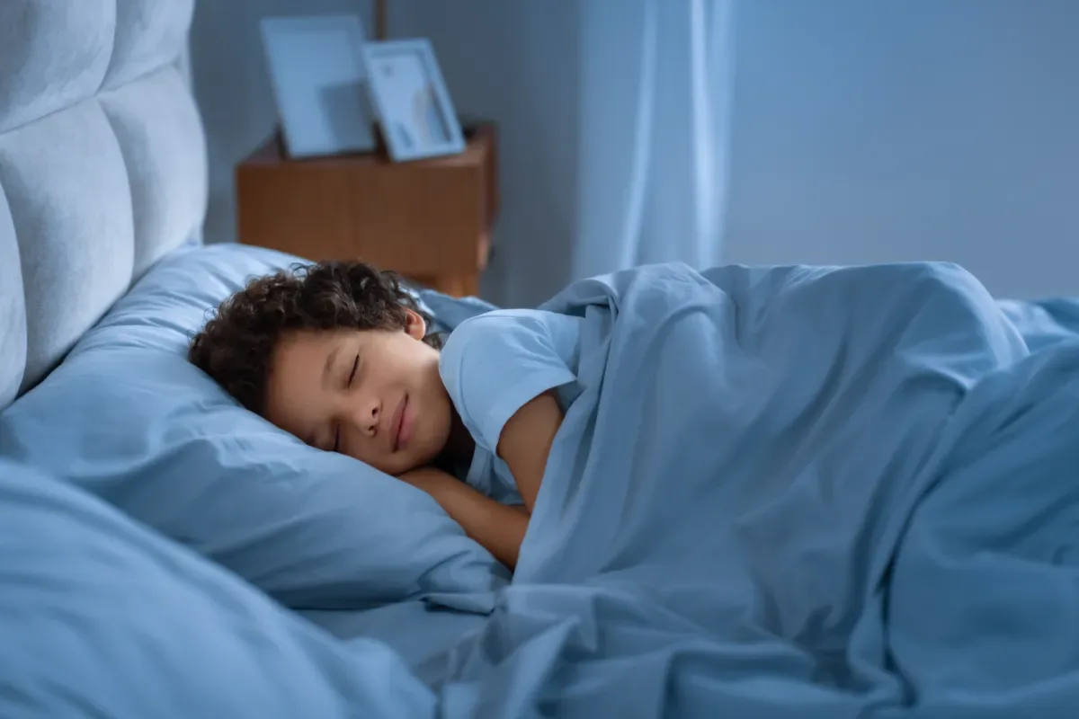 Vroegkinderlijk trauma: de impact op nachtrust - kind ligt blij te slapen in bed