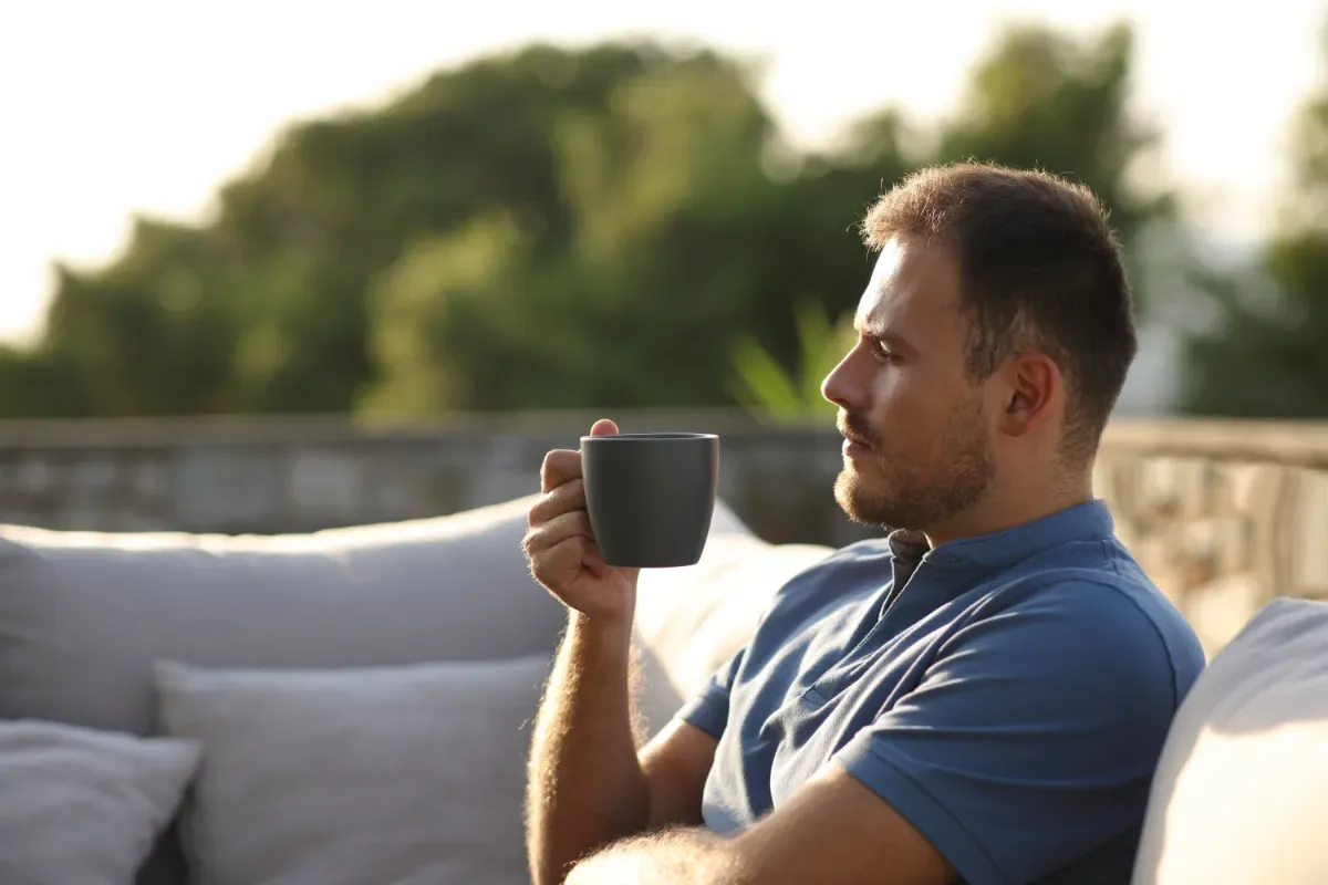 Stressmanagement als onderdeel van leefstijl - man in natuur met zon en koffie