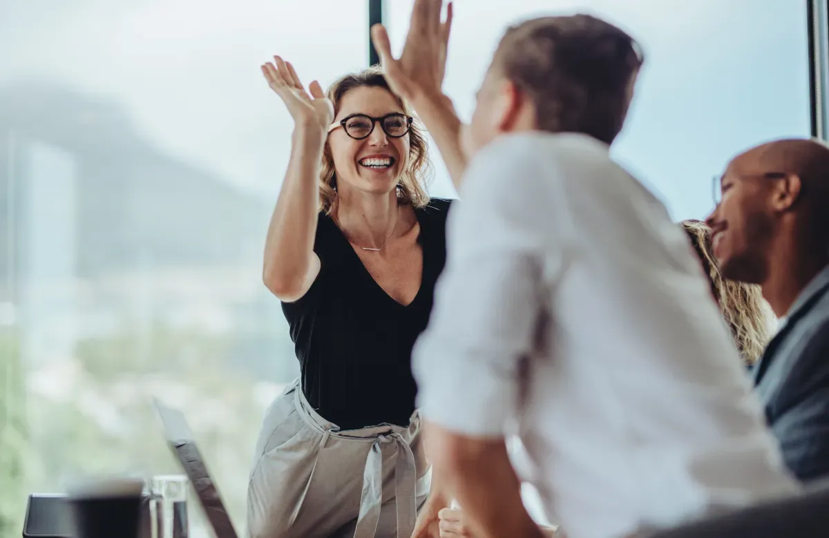 Bedrijven - vrouw en man geven elkaar enthousiast een high five