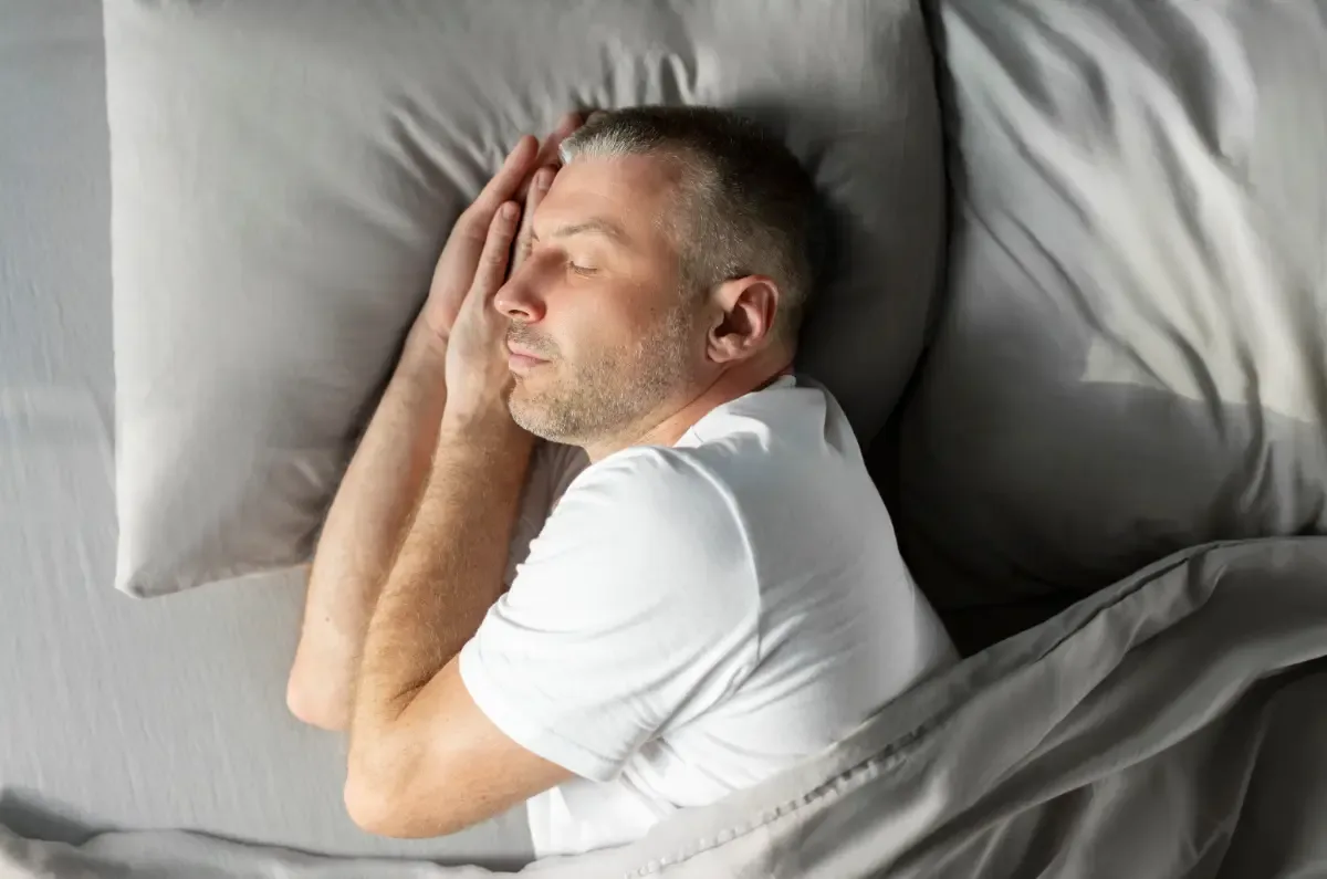 Waarom kan ik niet slapen? - man ligt te slapen in bed
