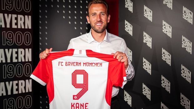 Harry Kane poses with his new Bayern Munich shirt (credit @HKane X)