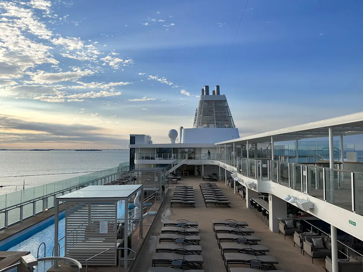 Silver Nova 採用水平佈局和不對稱設計，公共空間和套房遍布整個郵輪