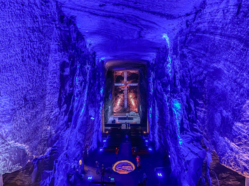 錫帕基拉鹽岩⼤教堂（Salt Cathedral of Zipaquira）