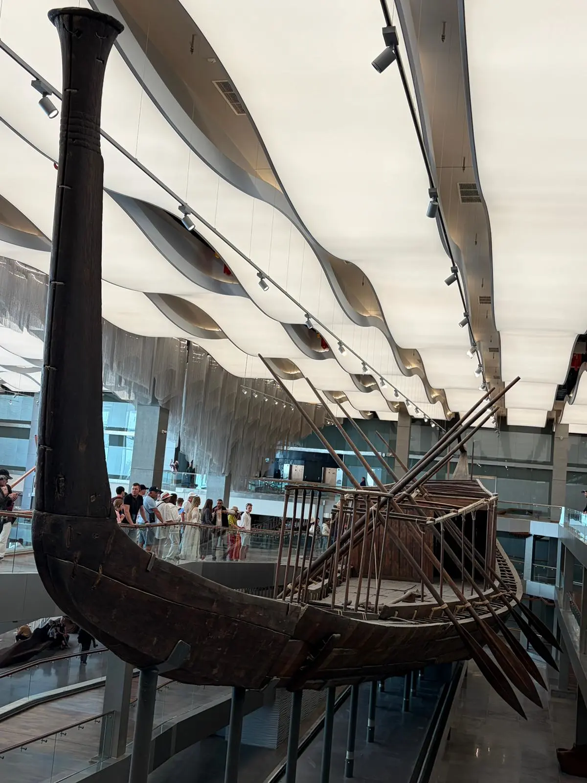 埃及大埃及博物館 (GEM) 必看胡夫太陽船（Khufu Solar Boat）