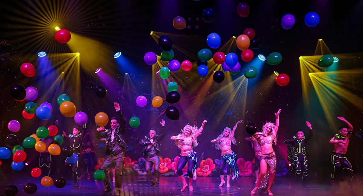 星座劇院：欣賞融合中國歌劇和長綢表演的「Odyssey」秀，展現亞洲文化魅力。