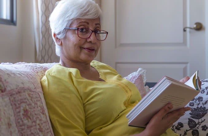 Persona mayor leyendo un libro