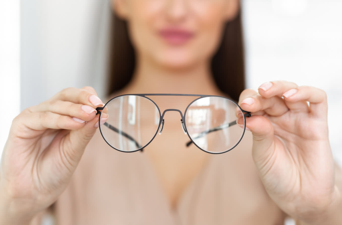Mujer usando lentes para la miopía
