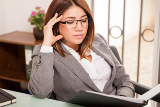 Mujer Usando Lentes Para LaMiopía