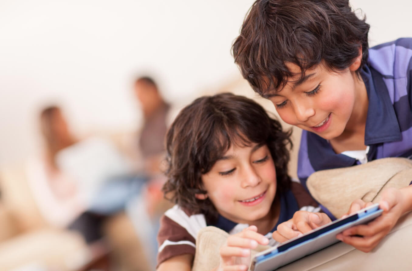 Niño Jugando Aplicación De Juego Móvil En Dispositivo Gafas De