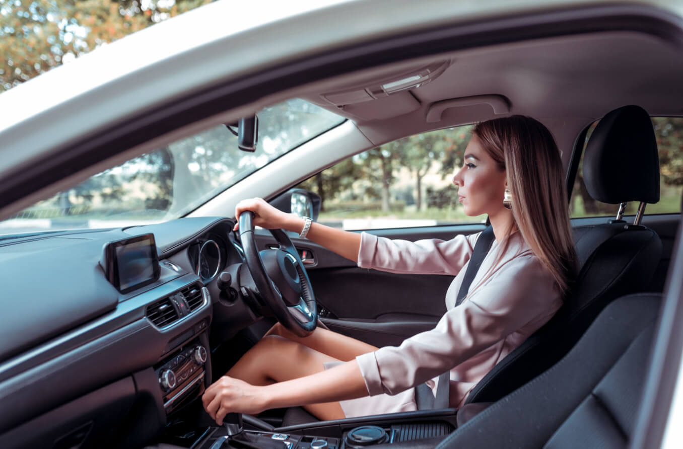 mujer conduciendo con gafas