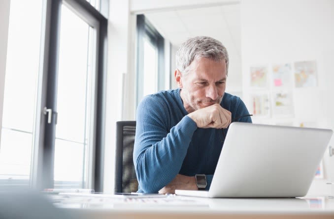 personne s'efforçant de regarder l'écran de l'ordinateur