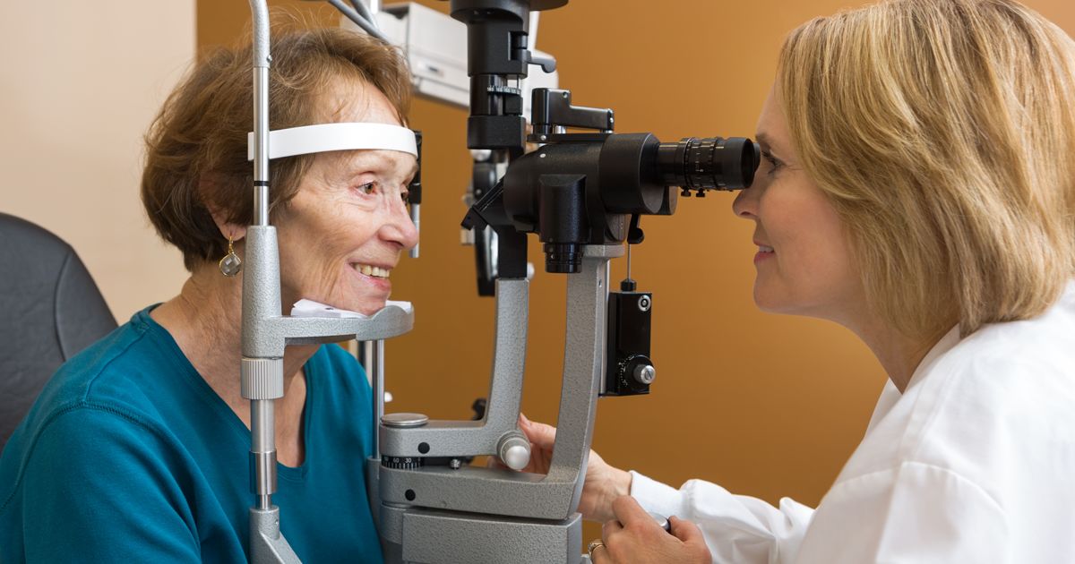 老年妇女接受眼科检查
