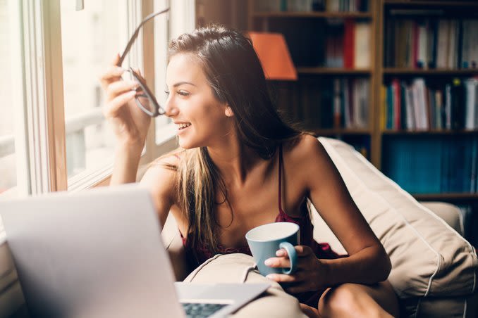 Personne souriante regardant par la fenêtre