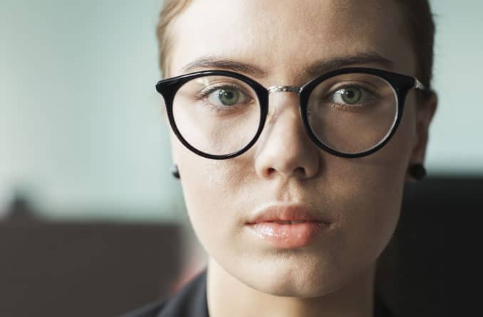 Frau mit inkorrekter Brillengröße