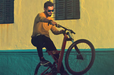 Persona en bicicleta con gafas de sol