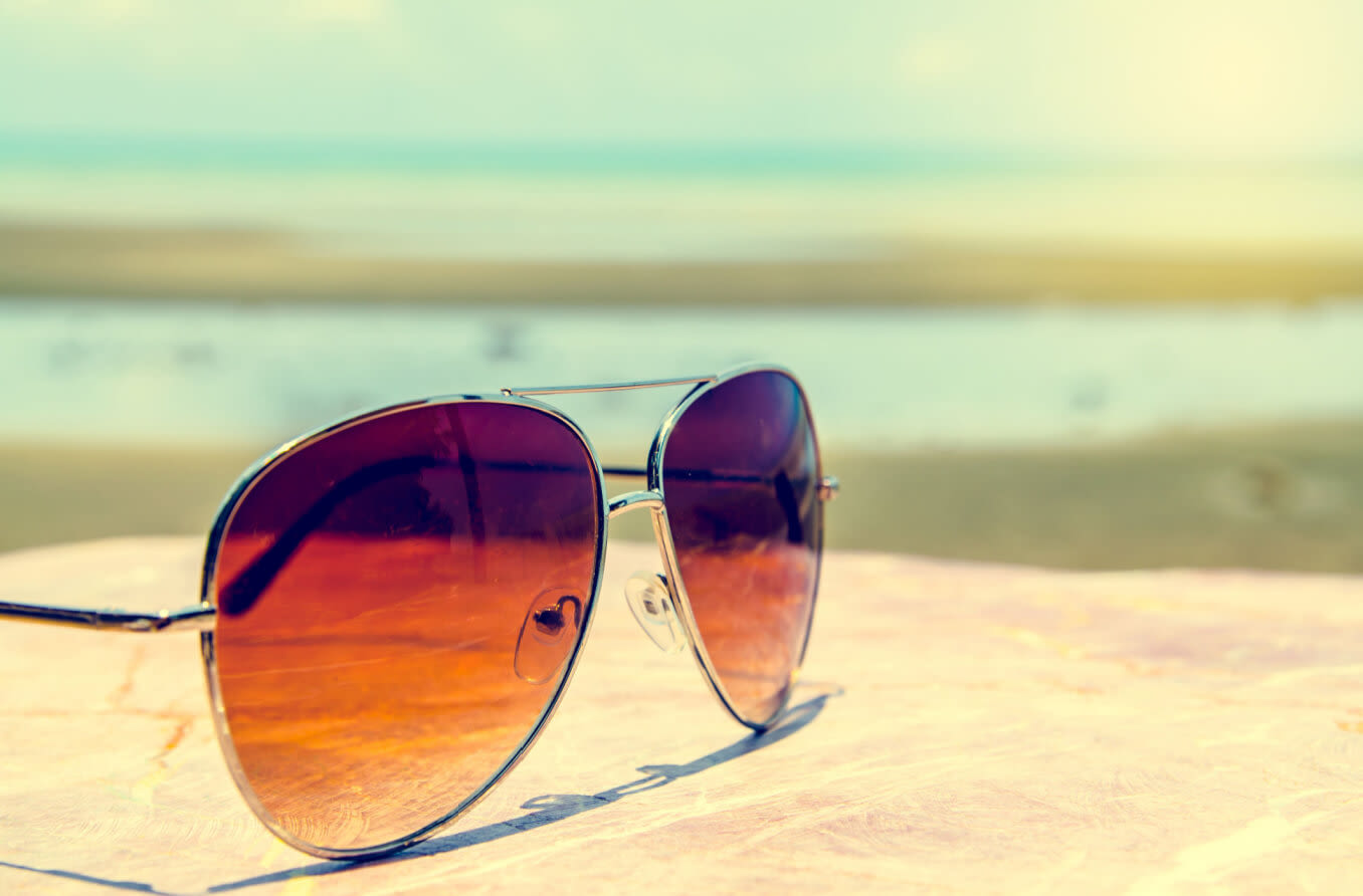 Hombre Usando Gafas De Sol En La Piscina Al Aire Libre Rayos UVA Y