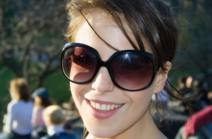 женщина в солнцезащитных очках