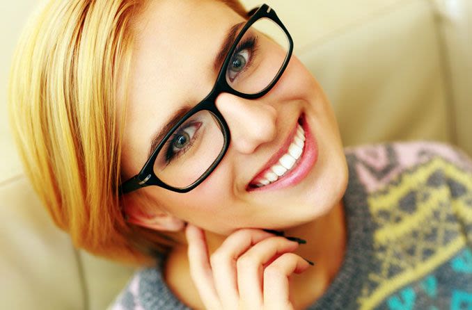 Lächelnde Frau mit Brille