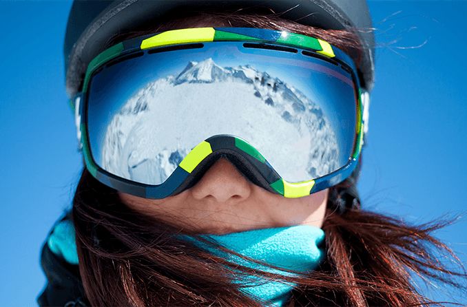 mujer con gafas de esquí