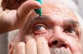 Человек, применяющий глазные капли от катаракты