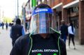 一名男子戴着面罩防止冠状病毒感染