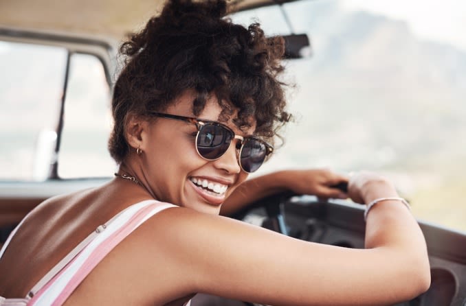 Mujer con gafas de sol de lente azul