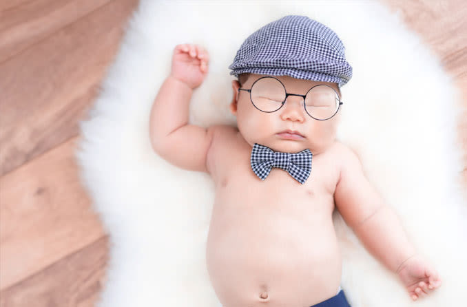 Baby mit Brille