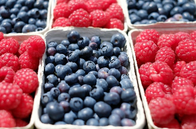 Les myrtilles et les fraises contribuent à la santé générale.