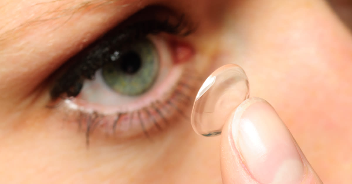 mujer insertando lentes de contacto