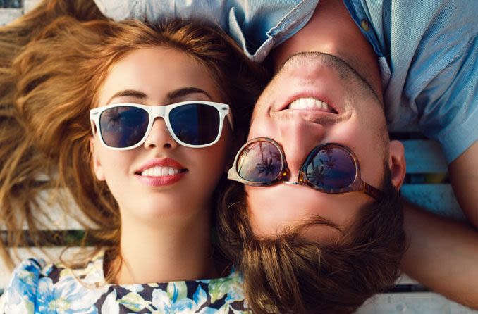 Deux adolescents portant des lunettes de soleil