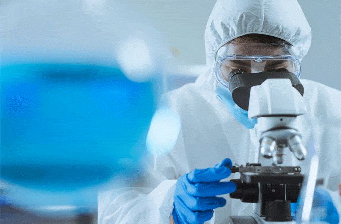 एक प्रयोगशाला में वैज्ञानिक कोरोनावायरस डेल्टा संस्करण का परीक्षण कर रहा है
