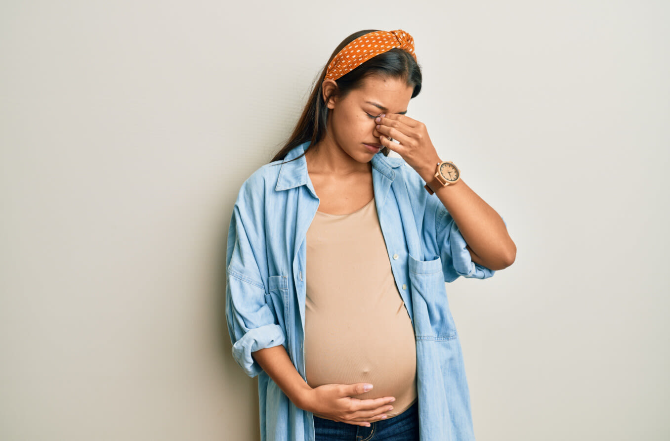 Mujer embarazada con irritación ocular