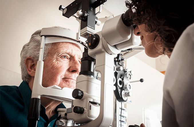Un homme âgé passe un examen de la vue pour vérifier le rétinoschisis