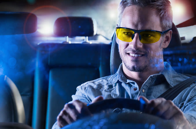 homem vestindo óculos de condução noturna durante a condução