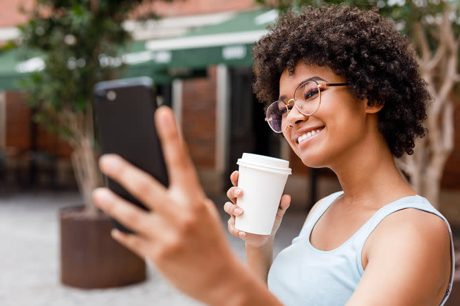 personne souriant et prenant un selfie