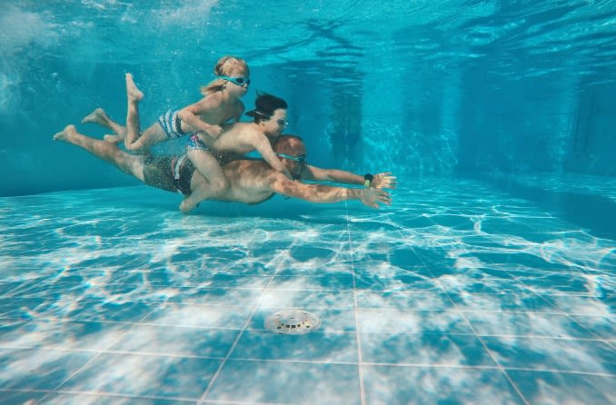 famille nageant dans une piscine