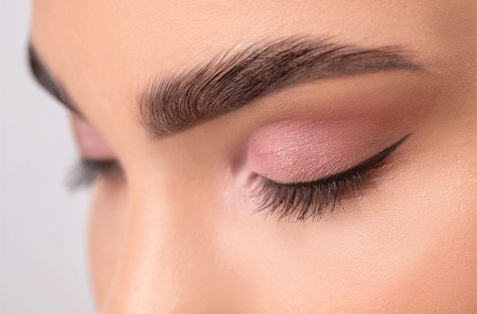 primer plano de las cejas microblading de una mujer