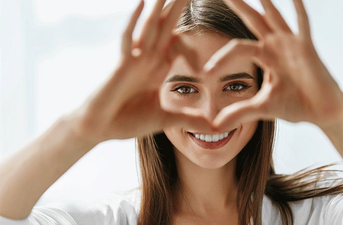 mulher com foco em cuidados com os olhos