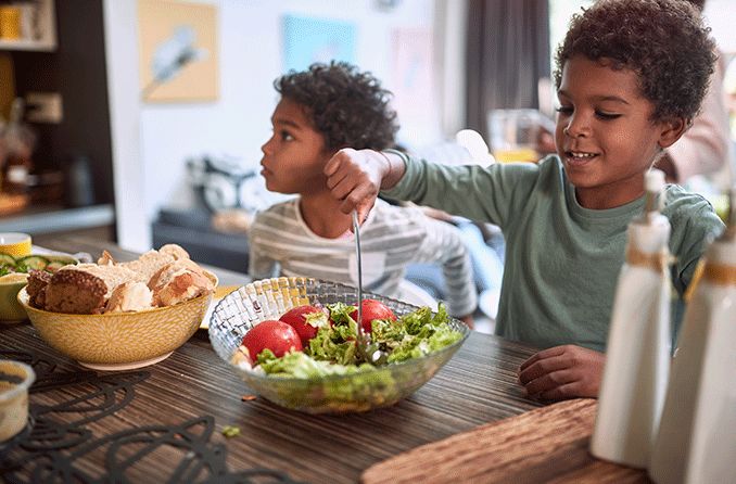 children with good eye healthy habits eating healthy at the dinner table
