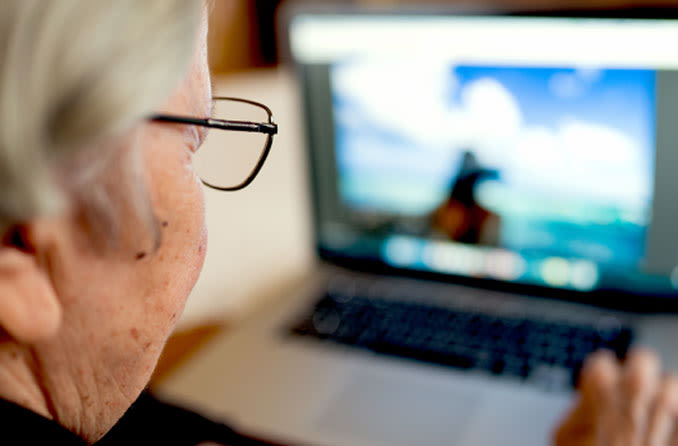 Persona mirando la computadora lidiando con la pérdida de la visión