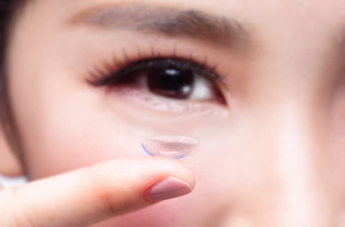 有翅膀的人抬头看字