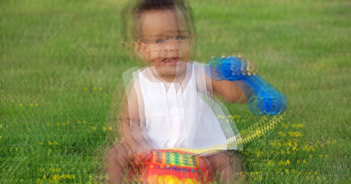 Simulasi seseorang dengan penglihatan ganda (diplopia) melihat bayi bermain di rumput.