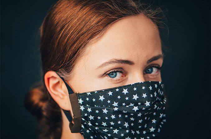femme portant un masque fait maison pour se protéger du coronavirus